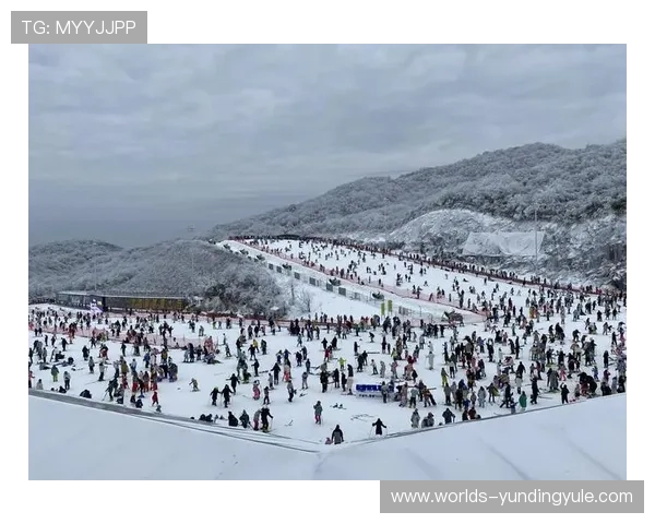 云顶滑雪场官网详细介绍滑雪场的安全措施与应急救援服务,保障每位游客的安全